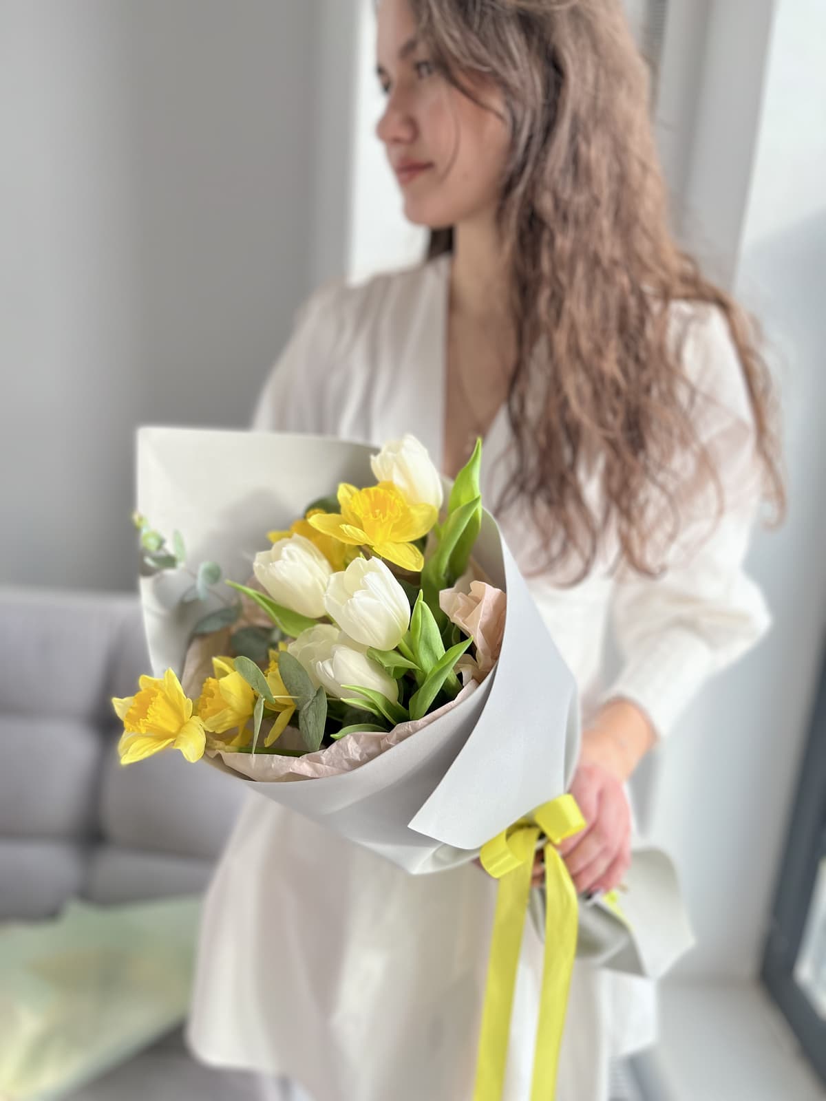 Букет из белых Тюльпанов и Нарциссов с Эвкалиптом