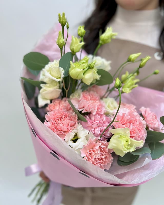 Красивый букет из диантусов и эустом в матовой бумаге розовый Красивый букет из диантусов и эустом в матовой бумаге розовый