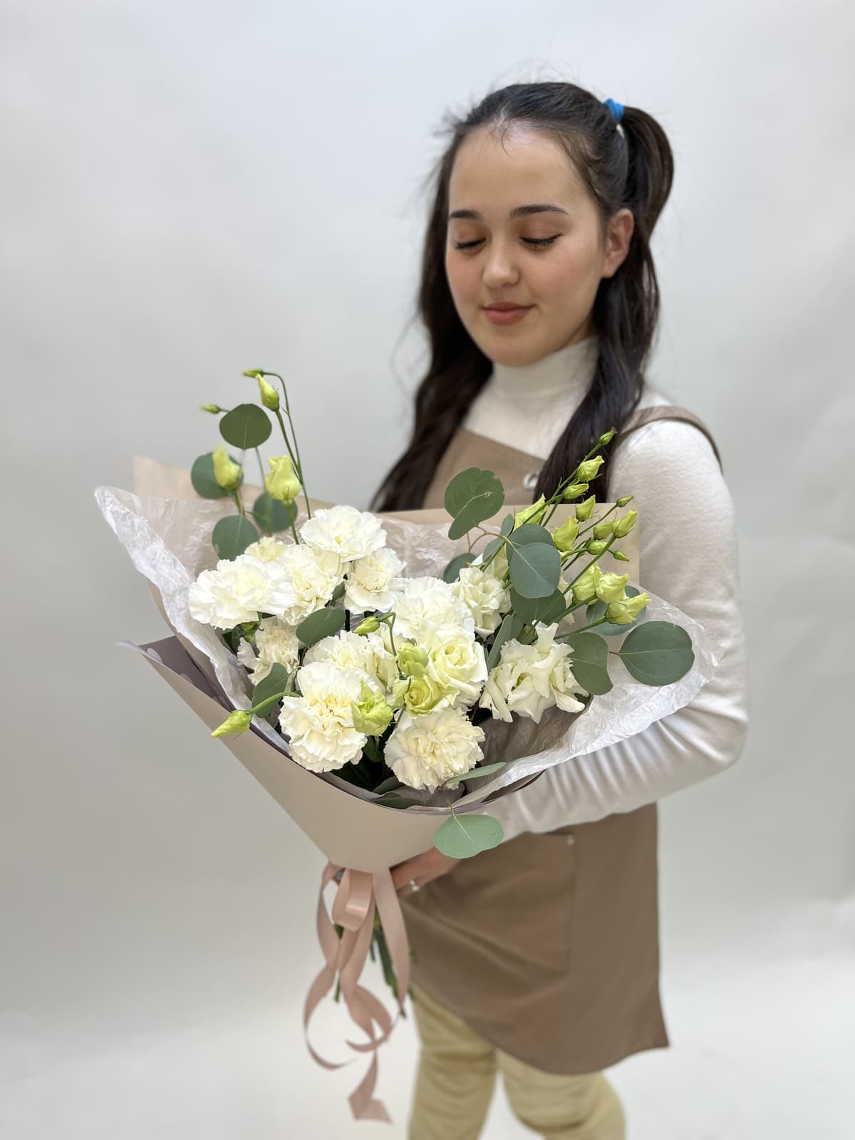 Нежный букет из диантусов и эустом в матовой бумаге