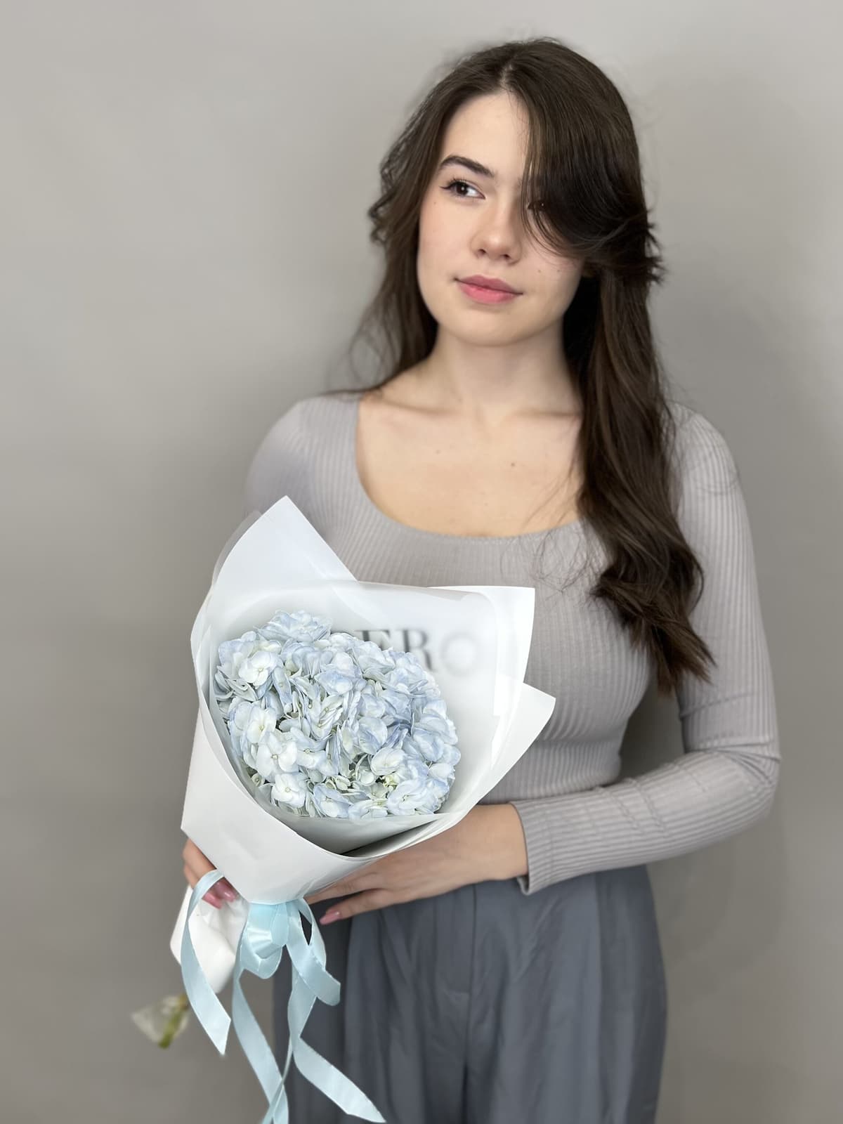 Цветочный букет из голубой гортензии в упаковке