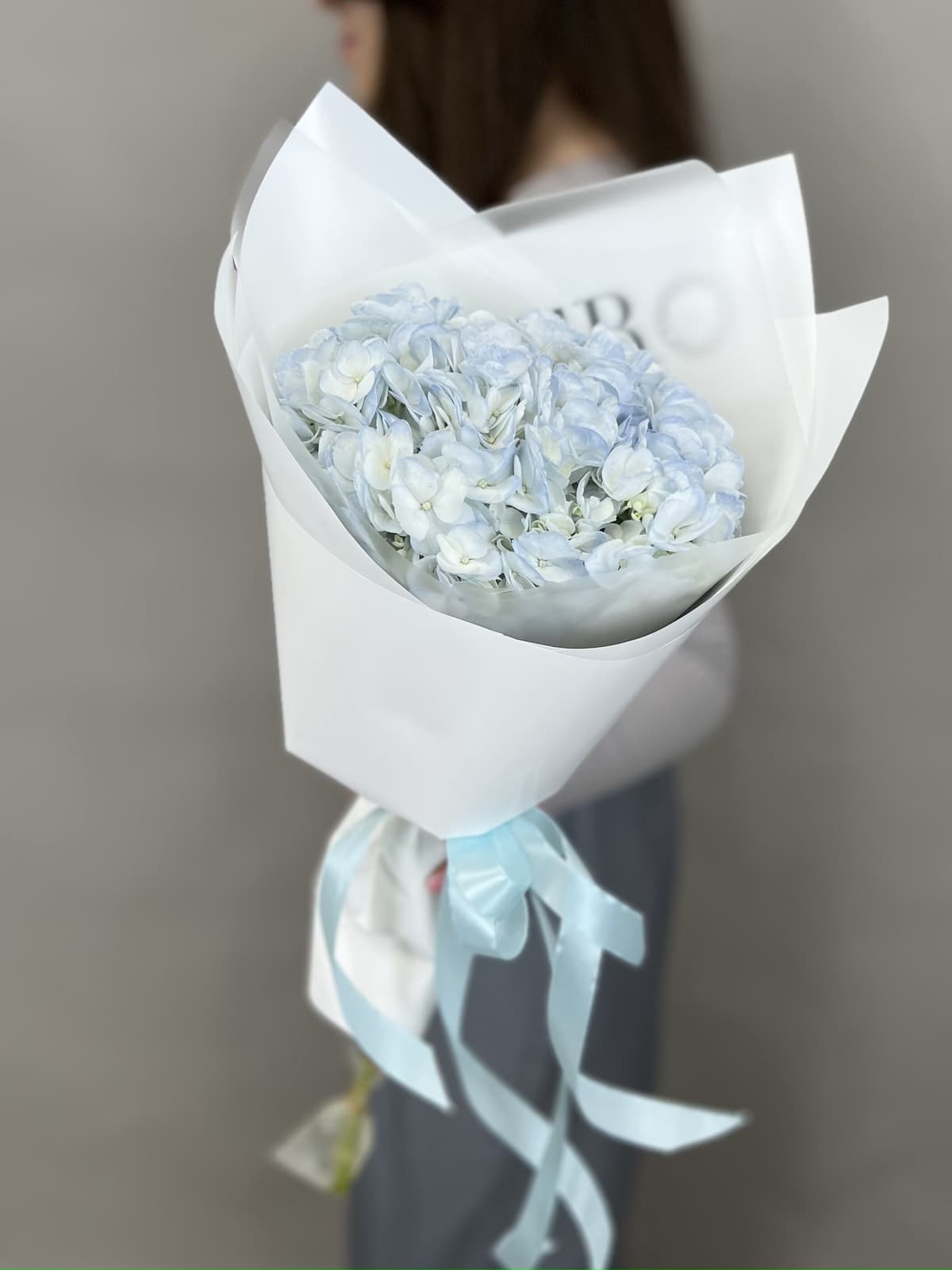 Цветочный букет из голубой гортензии в упаковке