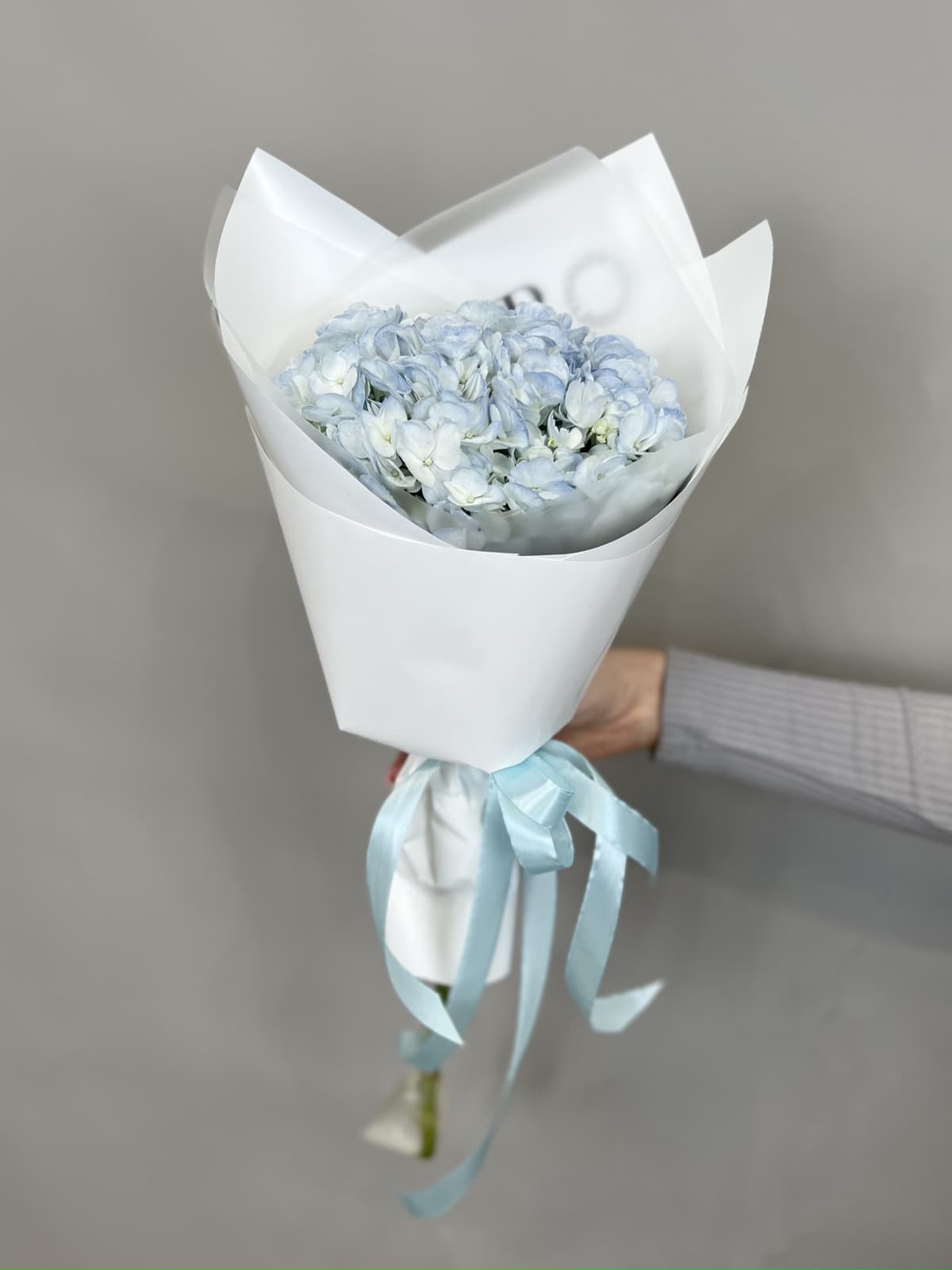 Цветочный букет из голубой гортензии в упаковке