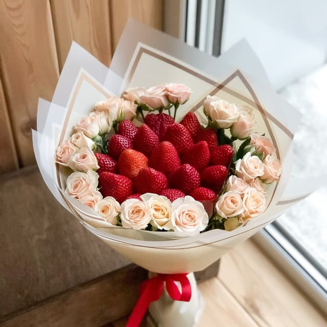 Букет из клубники и кустовых роз "Ева" Букет из клубники и кустовых роз "Ева"