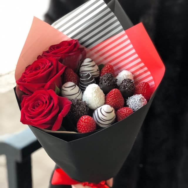 Букет из клубники "Queen Black" Букет из клубники "Queen Black"