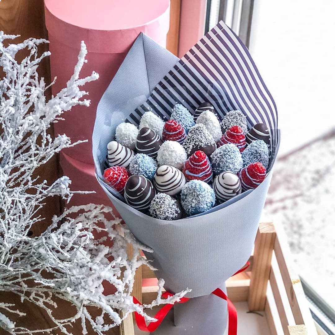 Букет из клубники "Снегирь"