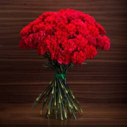 Красочный букет из красных 35 гвоздик