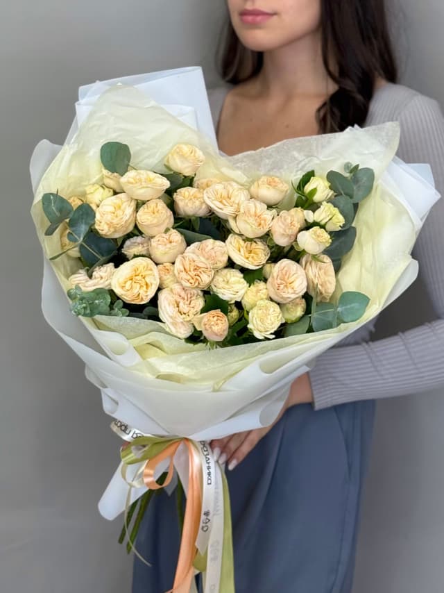 Букет из кустовых пионовидных роз "Миндаль" M Букет из кустовых пионовидных роз "Миндаль" M