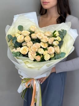 Букет из кустовых пионовидных роз "Миндаль" M