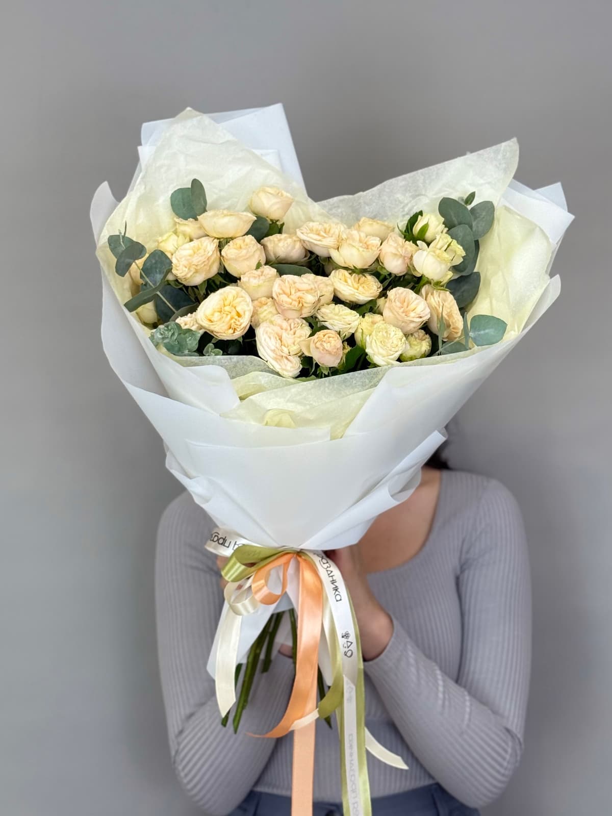 Букет из кустовых пионовидных роз "Миндаль" M