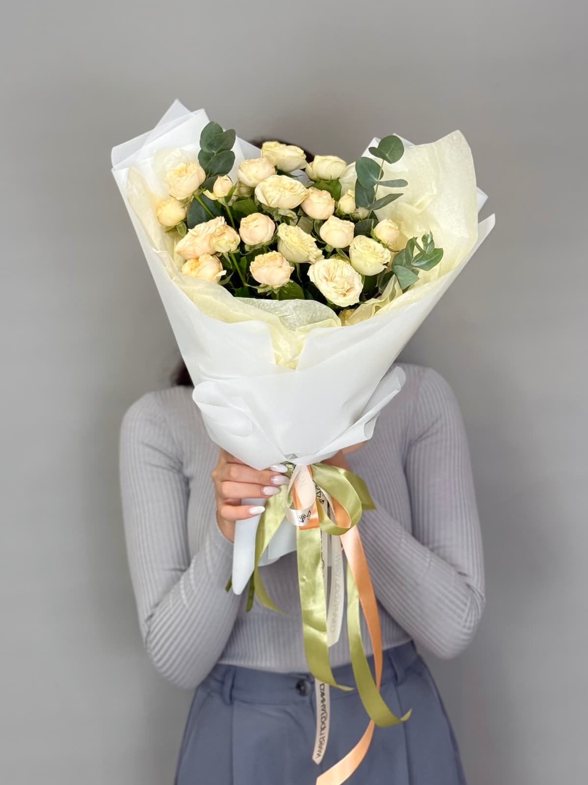 Букет из кустовых пионовидных роз "Миндаль" S