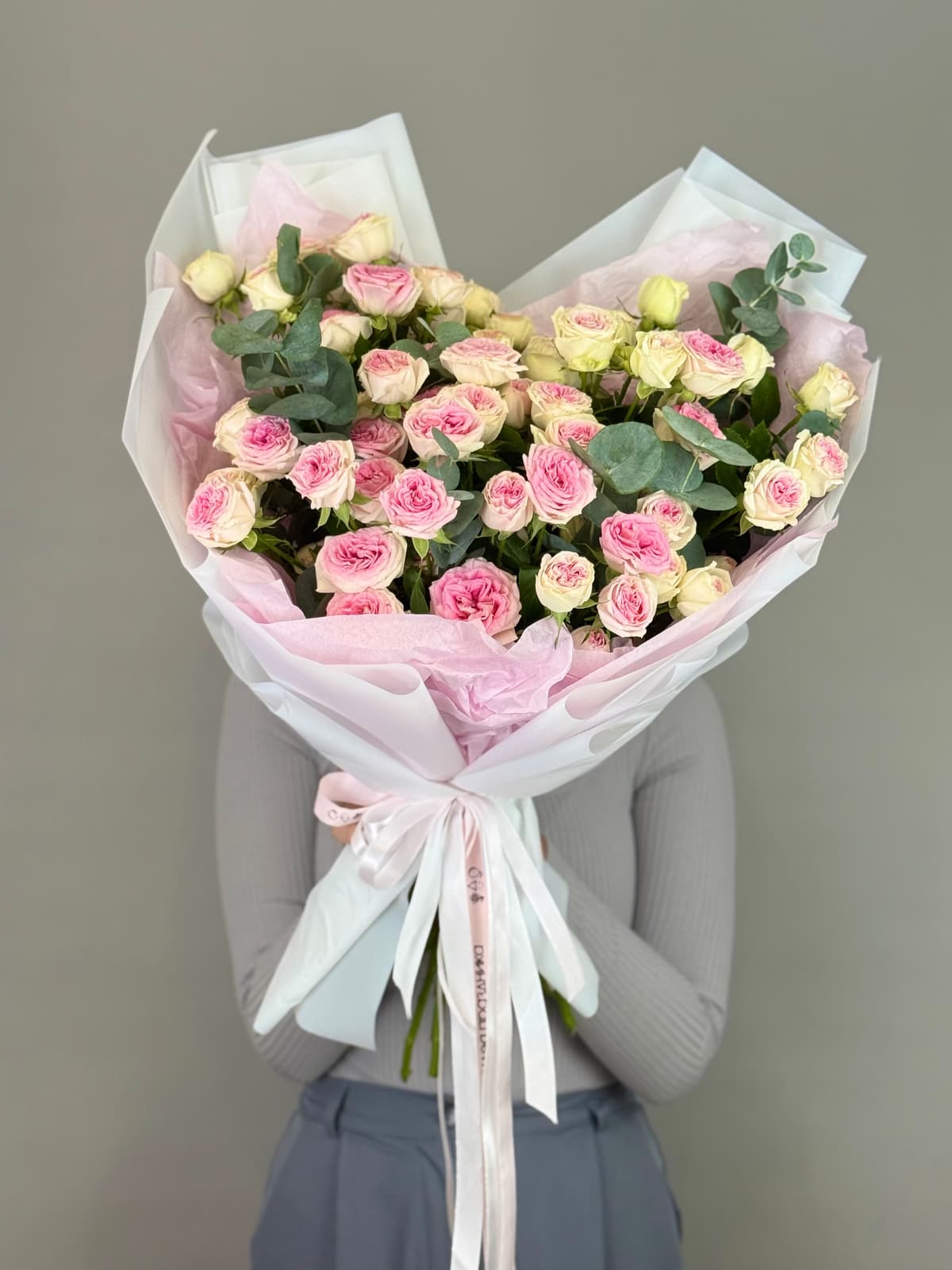 Букет из кустовых пионовидных роз "Пралине" L