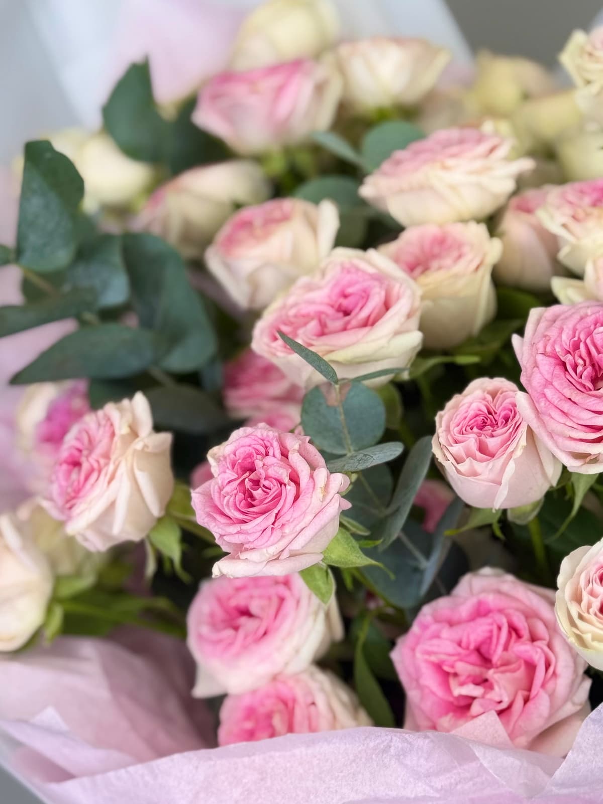 Букет из кустовых пионовидных роз "Пралине" L