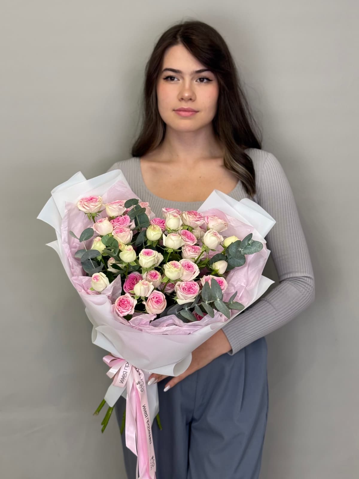 Букет из кустовых пионовидных роз "Пралине" M