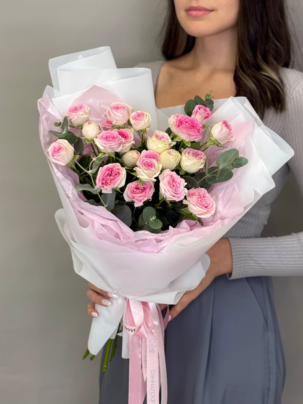 Букет из кустовых пионовидных роз "Пралине" S