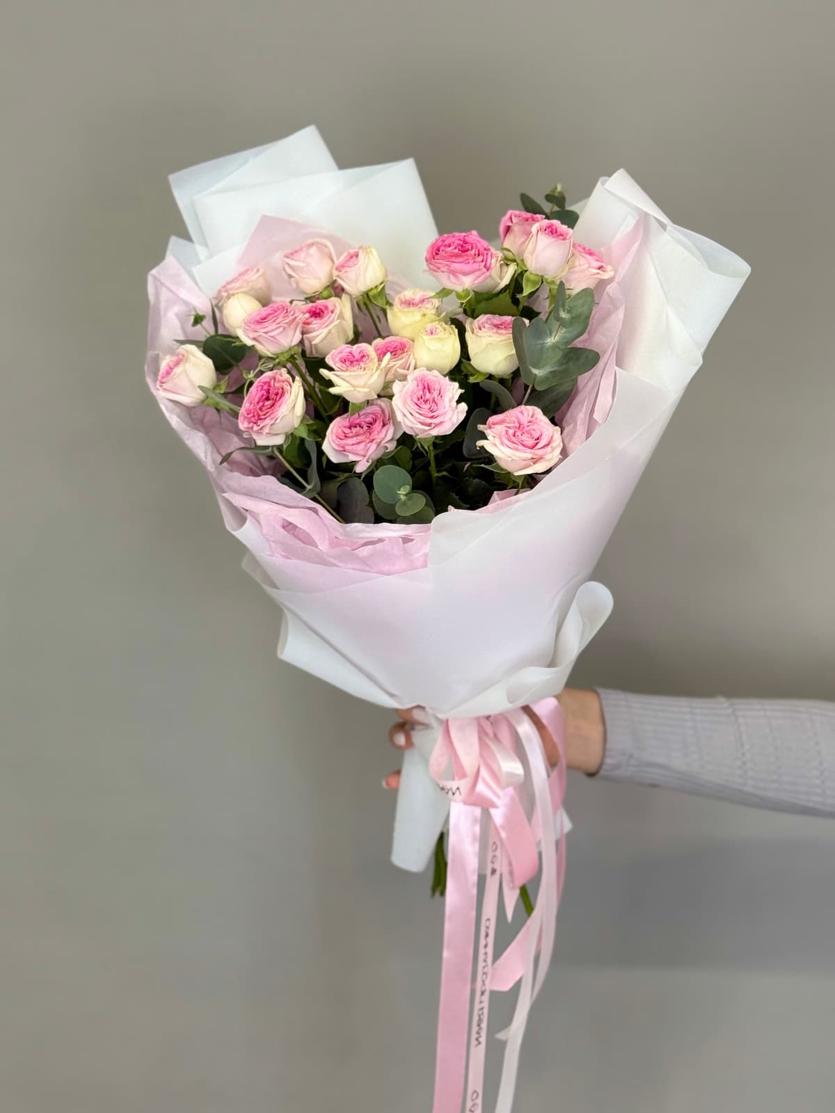 Букет из кустовых пионовидных роз "Пралине" S