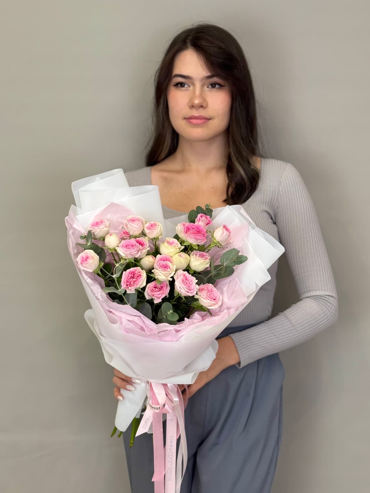 Букет из кустовых пионовидных роз "Пралине" S