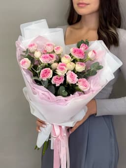 Букет из кустовых пионовидных роз "Пралине" S