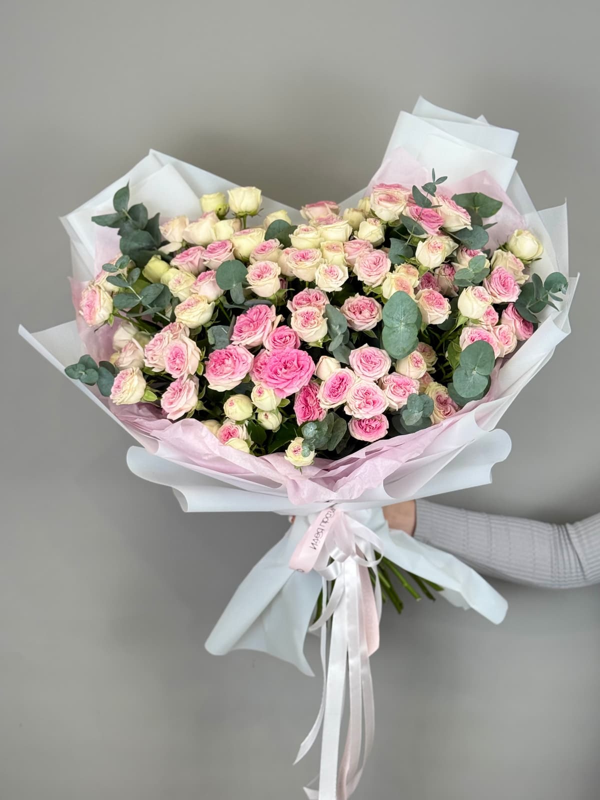 Букет из кустовых пионовидных роз "Пралине" XL