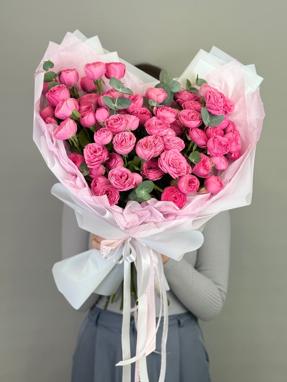 Букет из кустовых пионовидных роз "Ягодное конфи" L