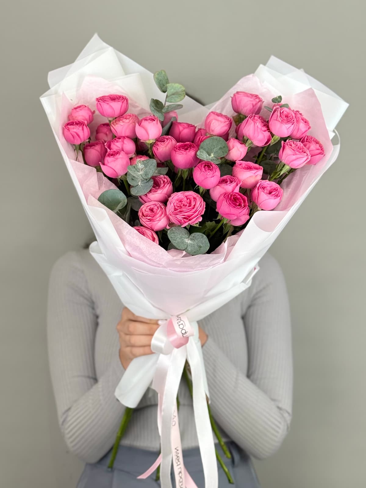 Букет из кустовых пионовидных роз "Ягодное конфи" M