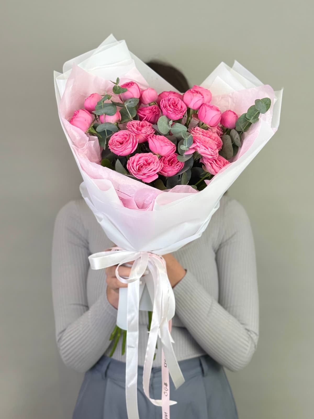 Букет из кустовых пионовидных роз "Ягодное конфи" S