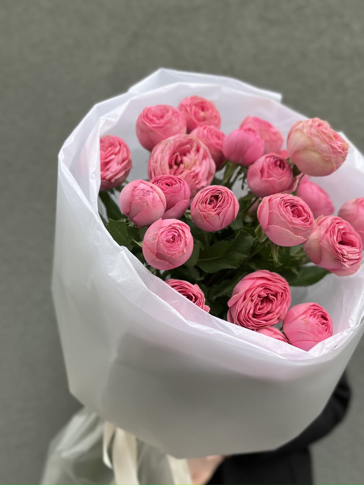 Праздничный букет из кустовых пионовидных роз "Giselle" S