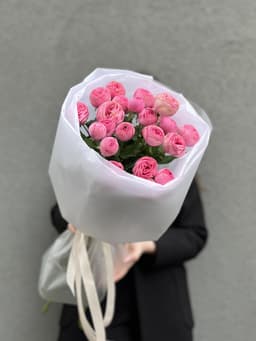 Праздничный букет из кустовых пионовидных роз "Giselle" S