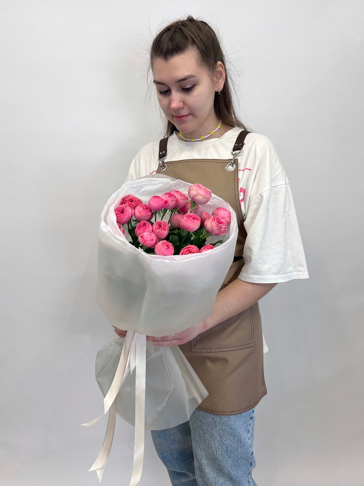 Праздничный букет из кустовых пионовидных роз "Giselle" S