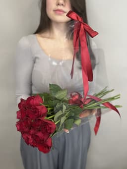 Букет из роз в переноске красный Проспект