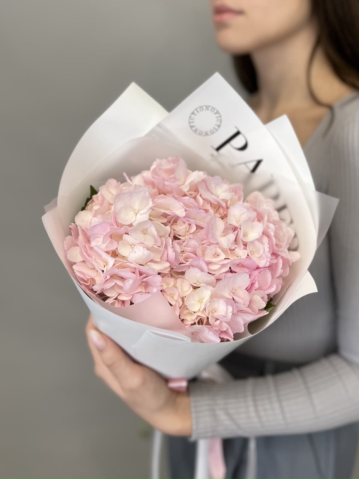 Букет из розовой гортензии в упаковке Проспект