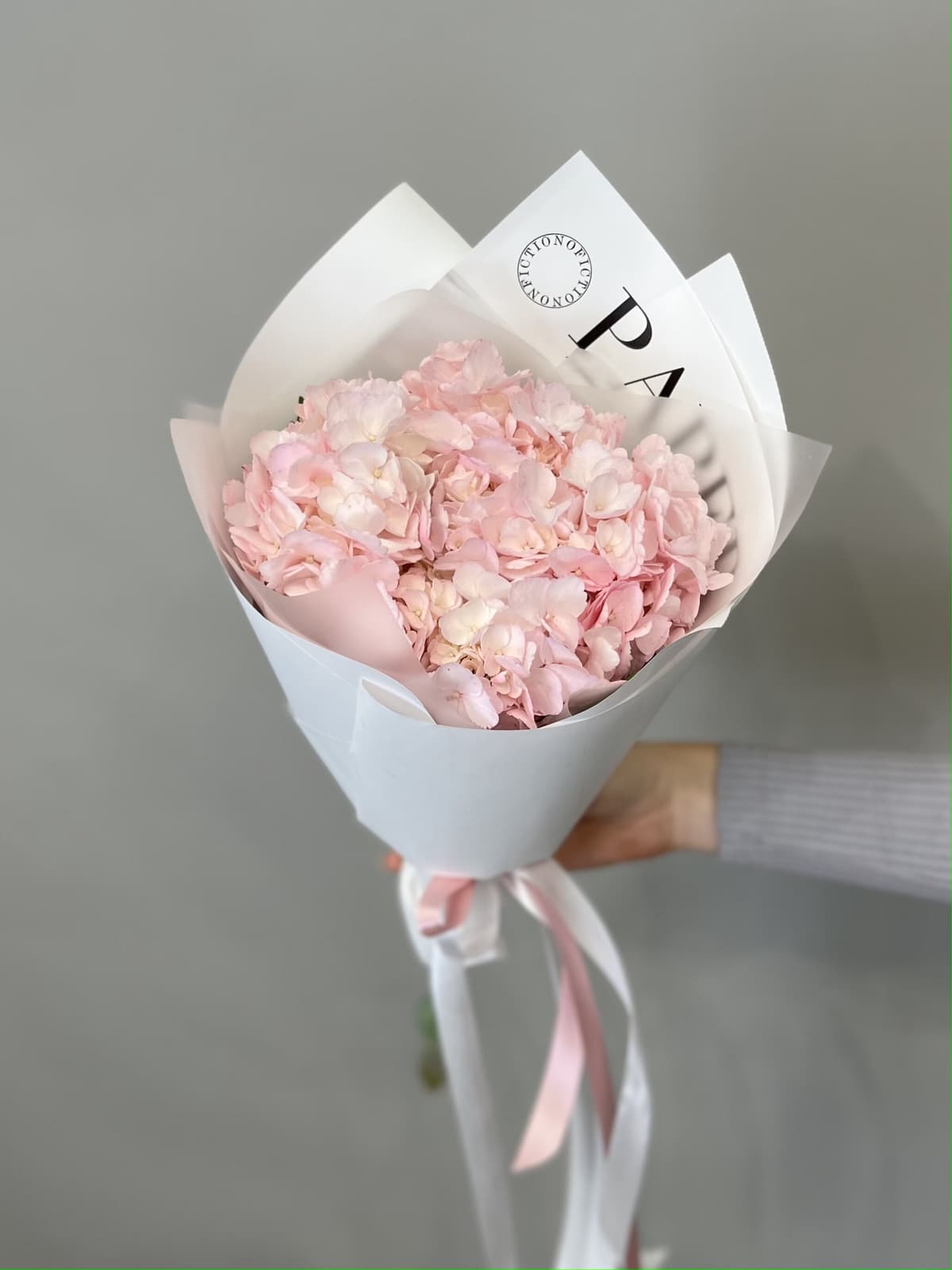 Букет из розовой гортензии в упаковке Революционная