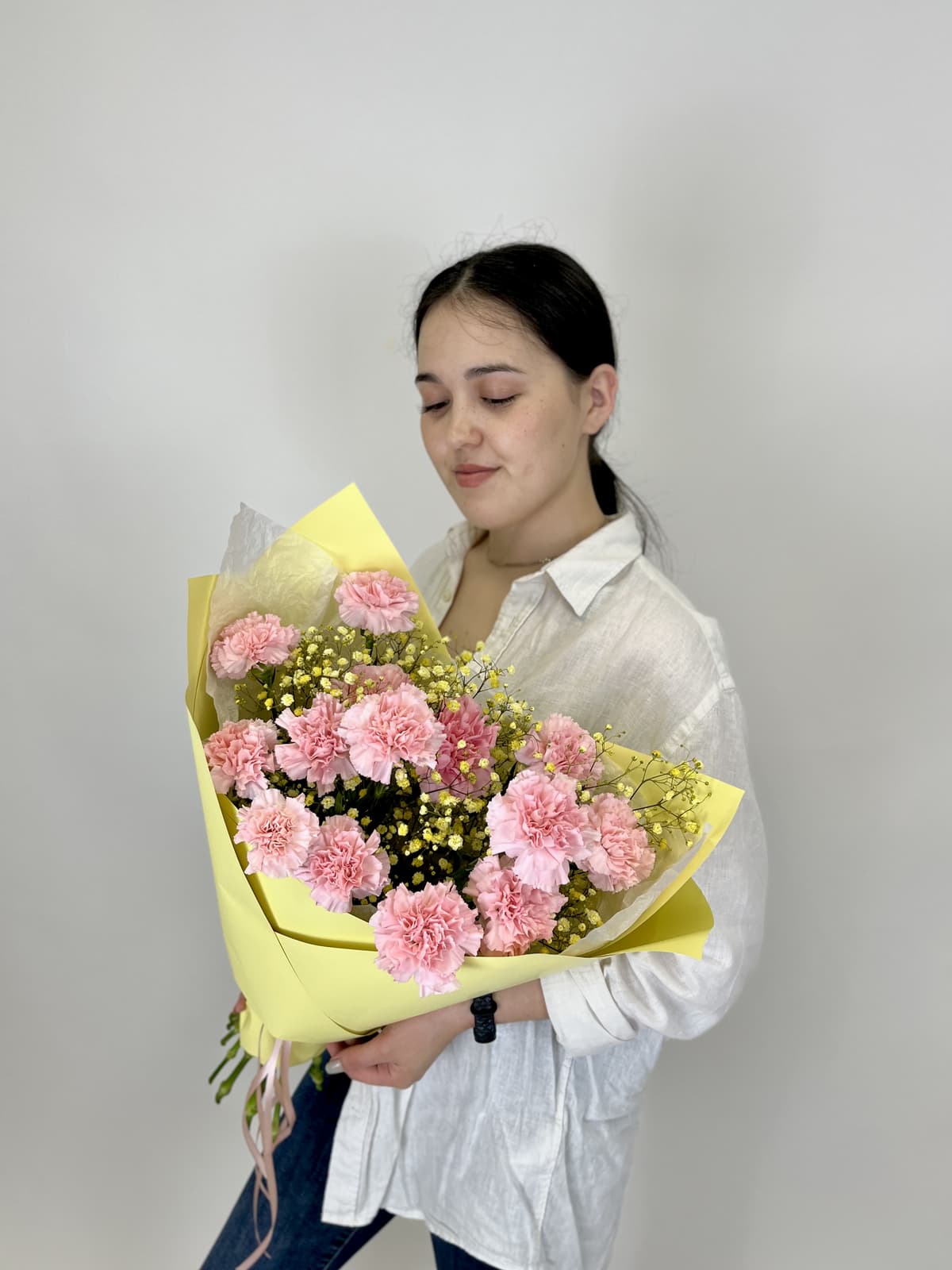 Стильный букет из розовых Диантусов и Гипсофилы