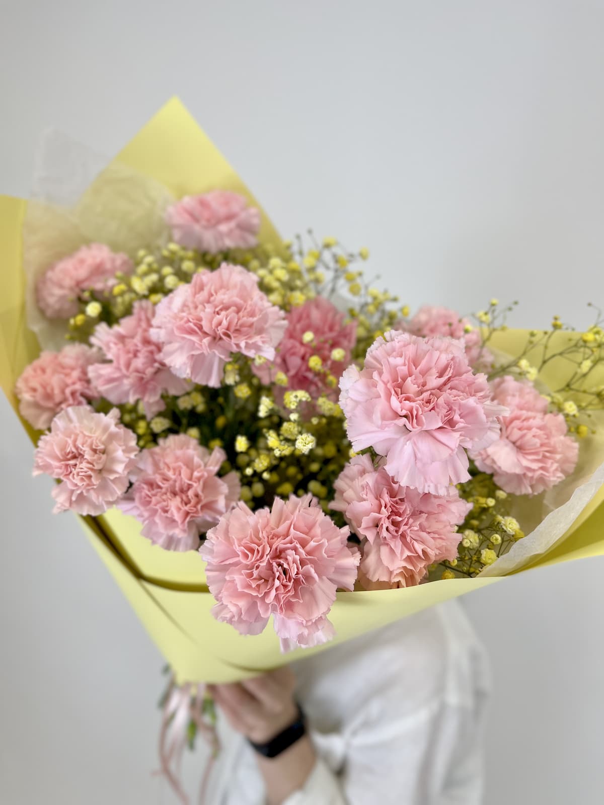 Стильный букет из розовых Диантусов и Гипсофилы