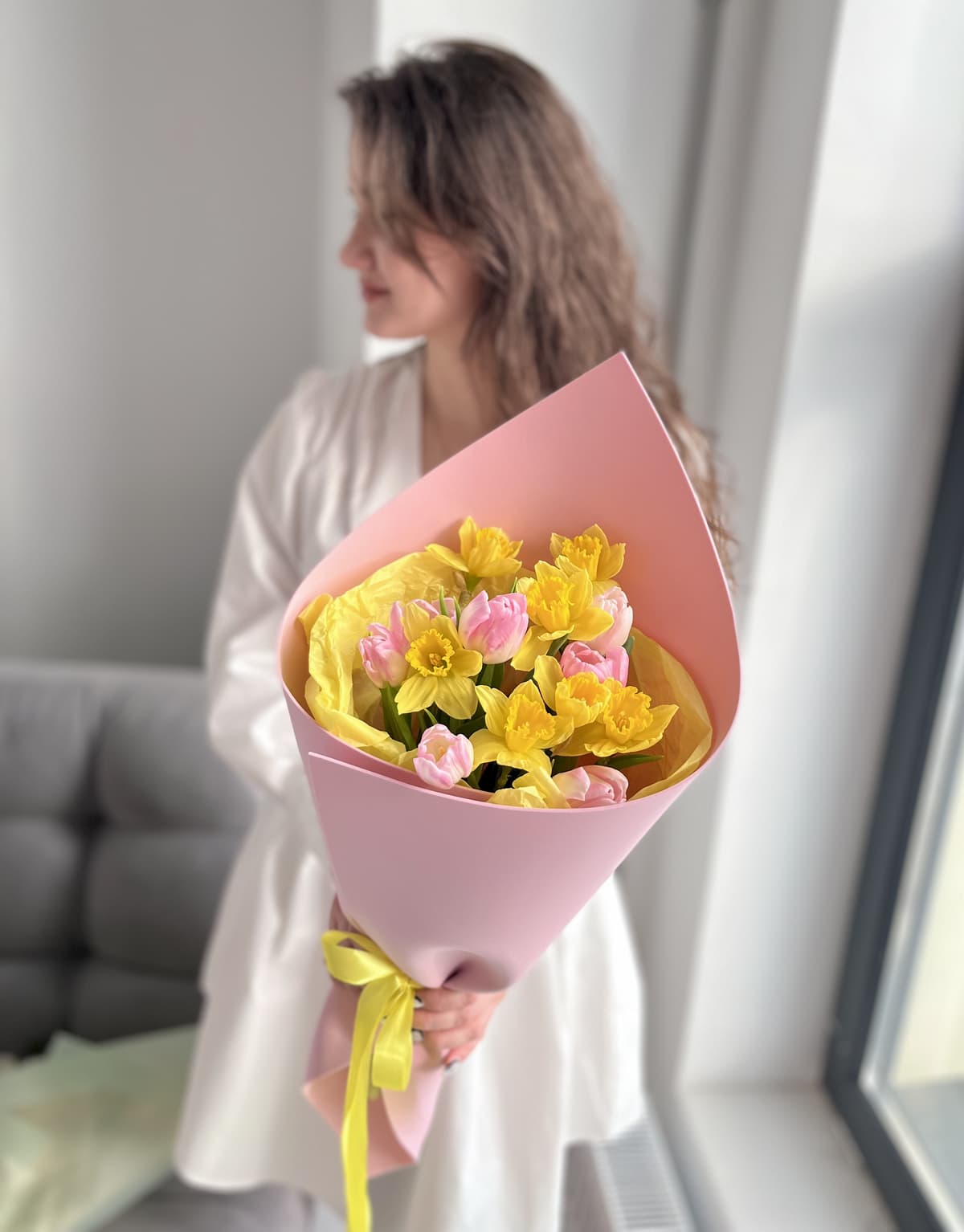 Букет из розовых Тюльпанов и Нарциссов