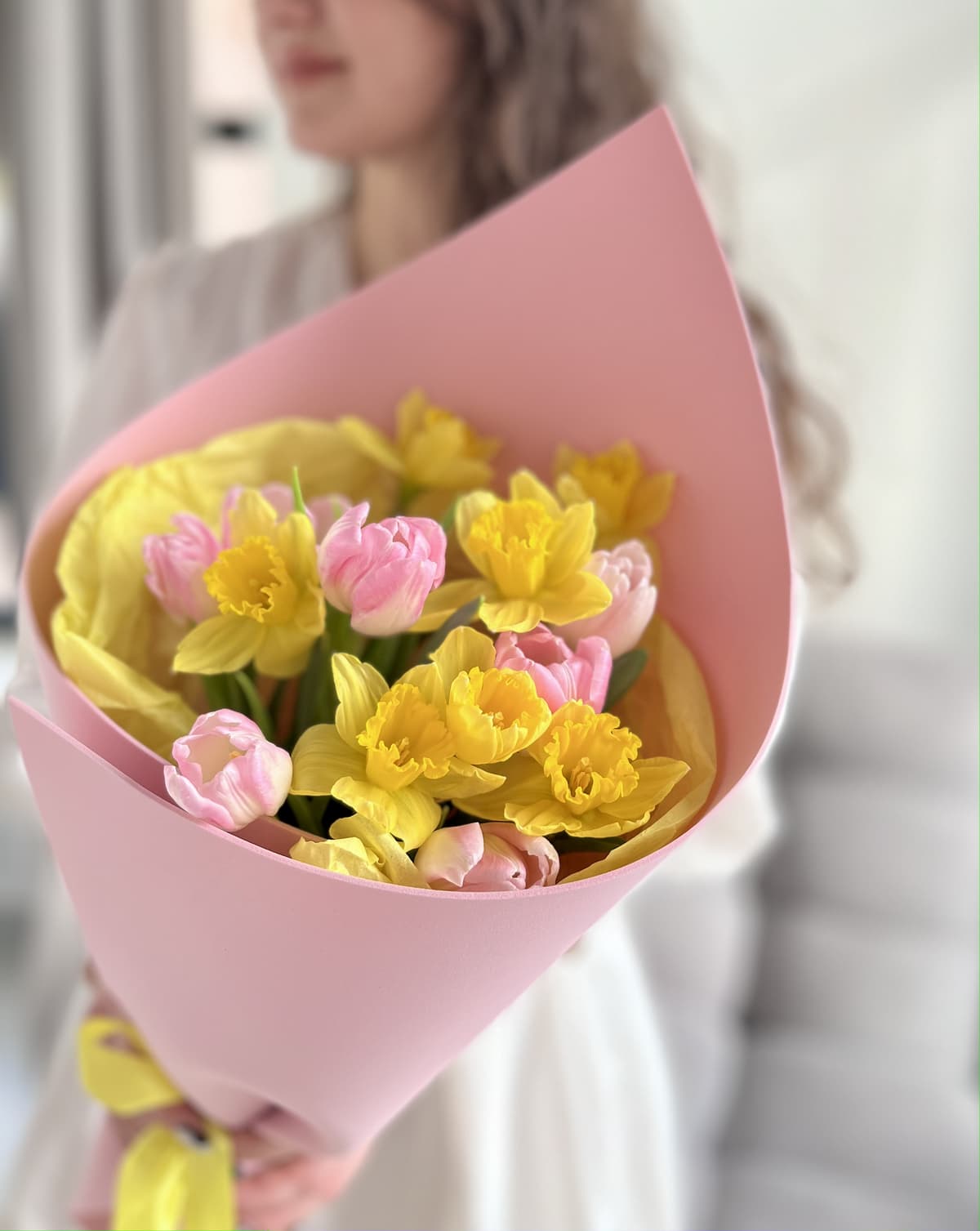 Букет из розовых Тюльпанов и Нарциссов