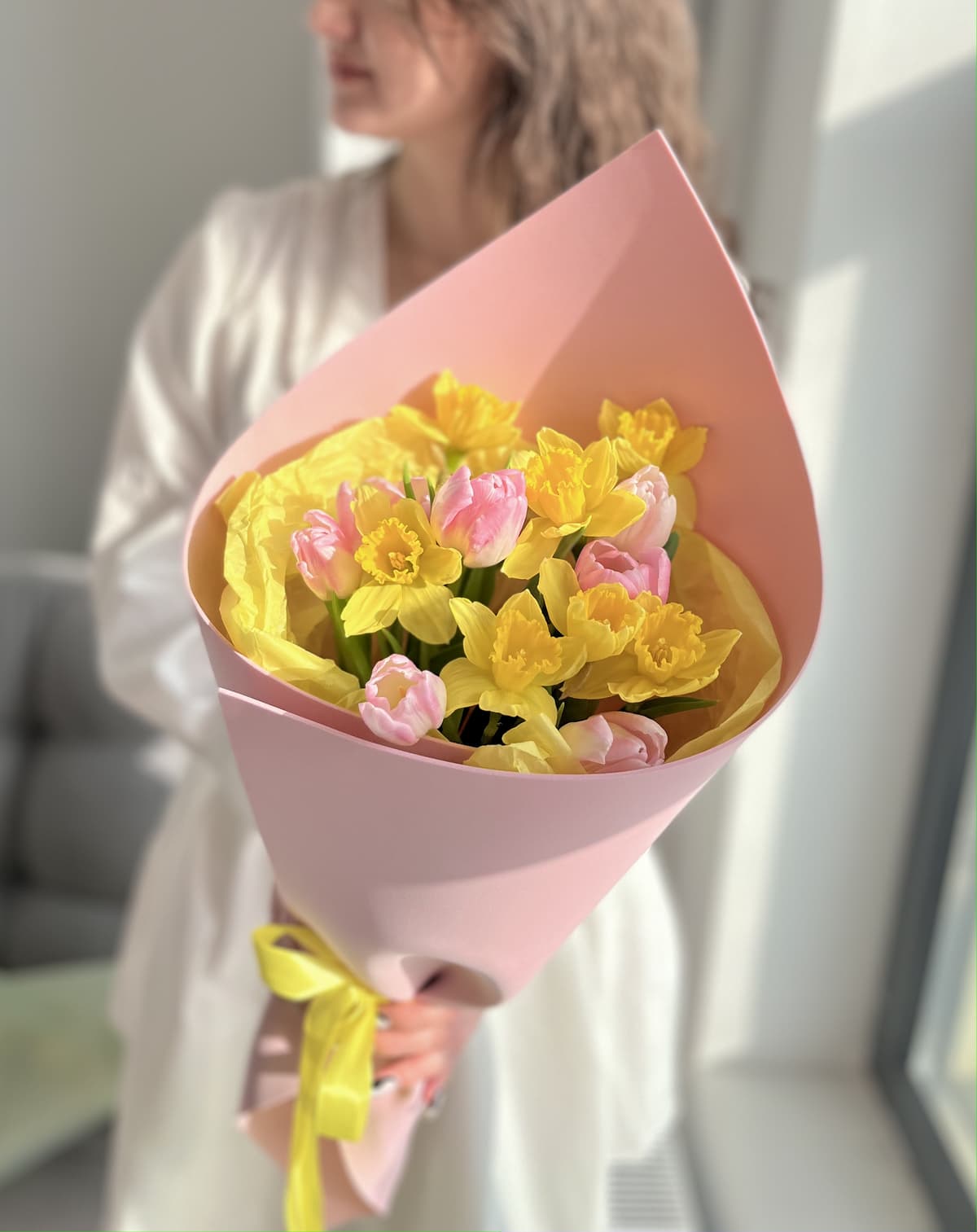 Букет из розовых Тюльпанов и Нарциссов