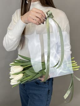 Свежий букет из тюльпанов в переноске (белый)