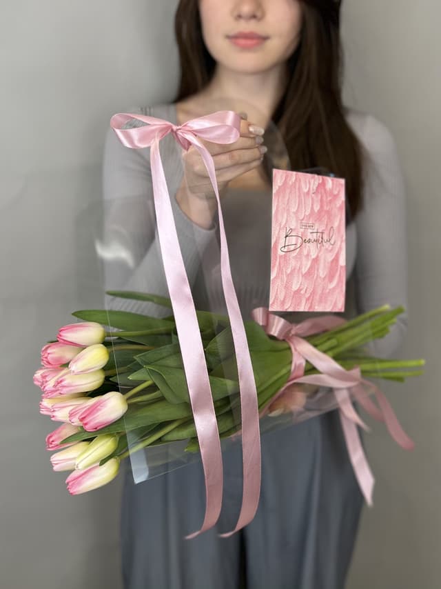 Букет из тюльпанов в переноске нежно розовый Менделеева Букет из тюльпанов в переноске нежно розовый Менделеева