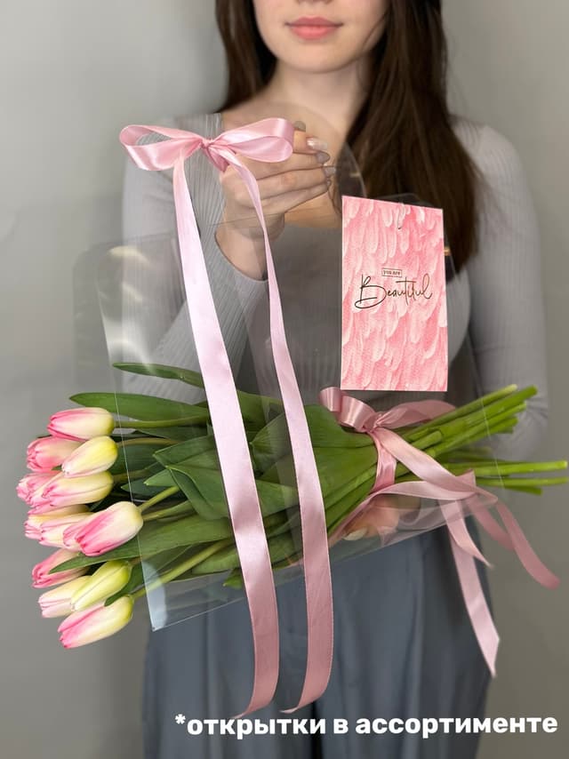 Весенний букет из тюльпанов в переноске нежно розовый Весенний букет из тюльпанов в переноске нежно розовый