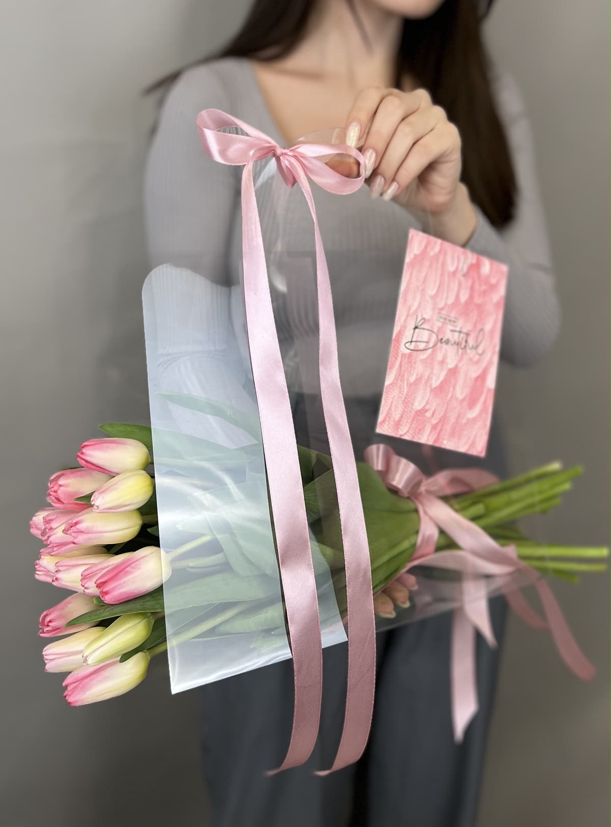 Весенний букет из тюльпанов в переноске нежно розовый