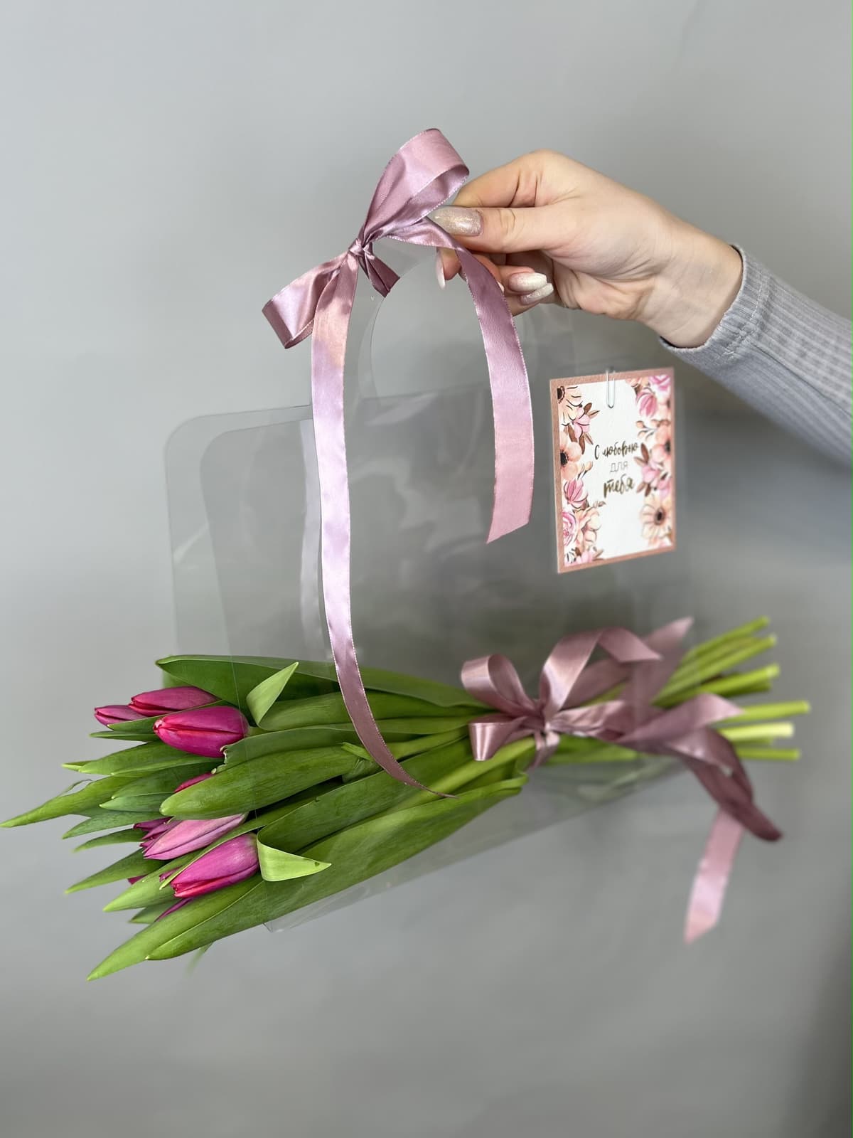 Букет из тюльпанов в переноске розово-сиреневый Проспект