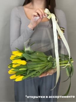Оригинальный букет из тюльпанов в переноске желтый