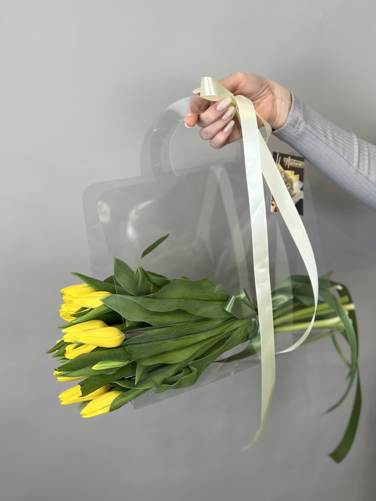 Оригинальный букет из тюльпанов в переноске желтый
