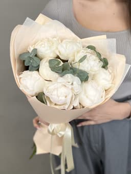 Красочный букет пионов "Одиль"