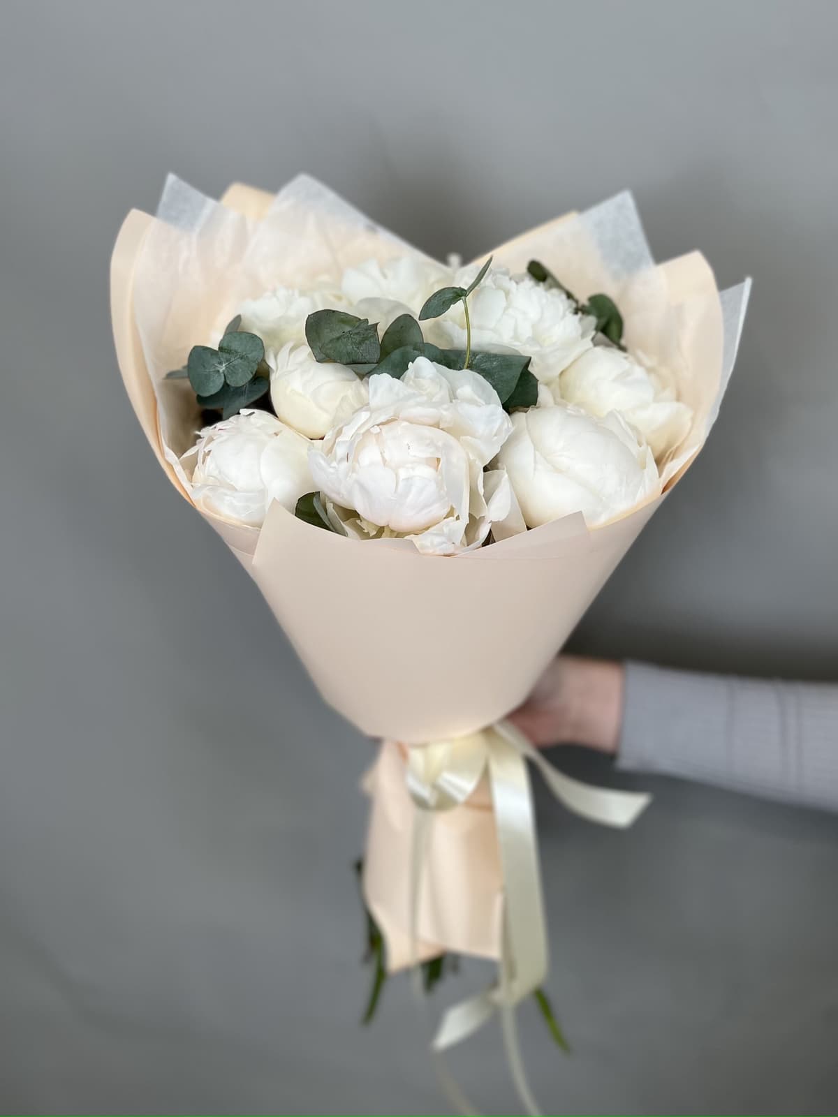 Красочный букет пионов "Одиль"