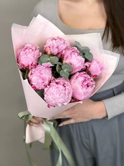 Красочный букет пионов "Sara"