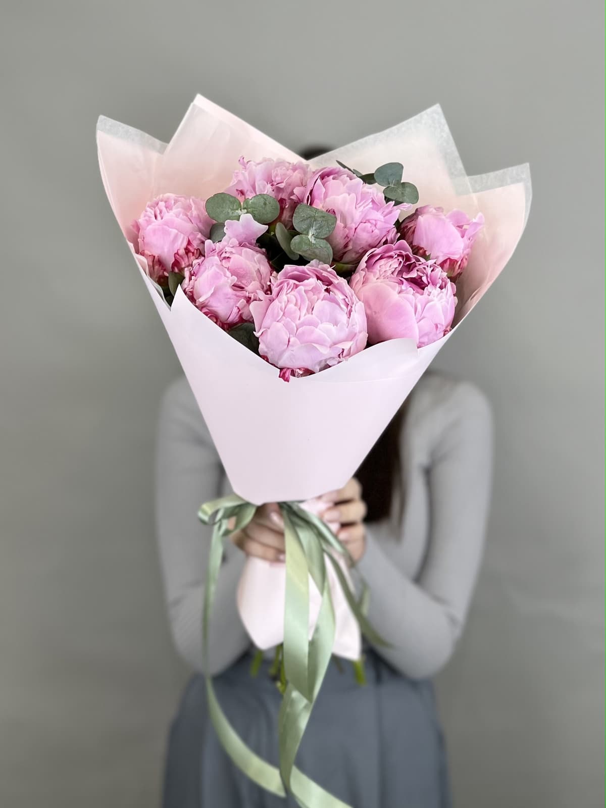 Красочный букет пионов "Sara"