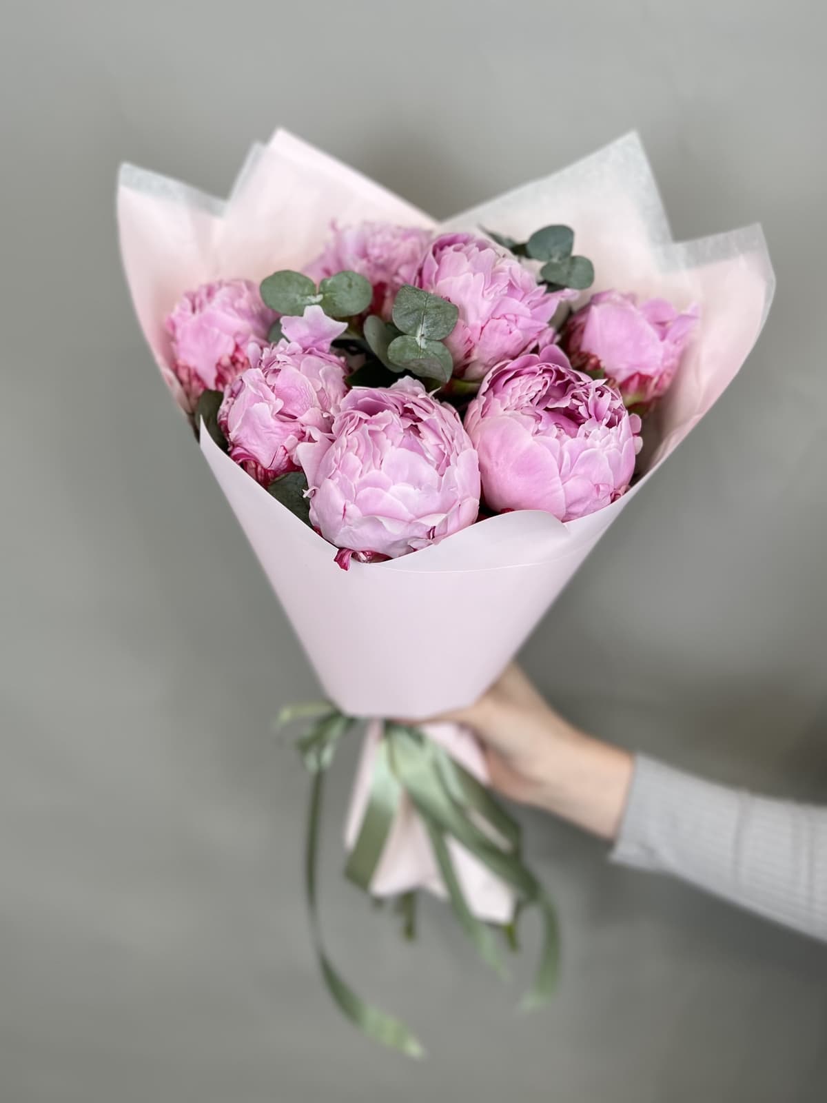 Красочный букет пионов "Sara"