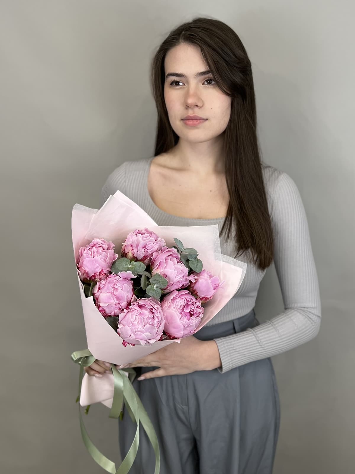 Красочный букет пионов "Sara"