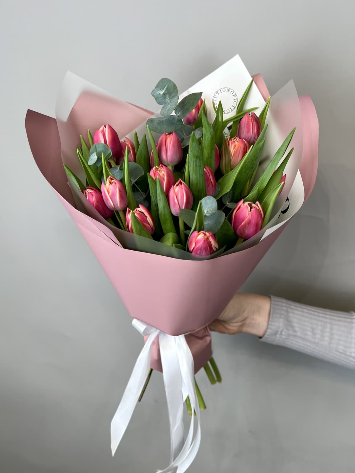 Красивый букет пионовидных тюльпанов "Columbus" M